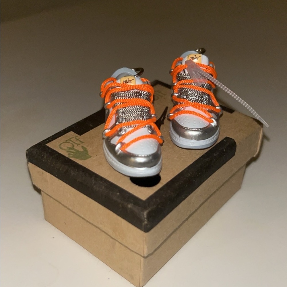 Mini Sneaker Keychains Set - Picture 6 of 9